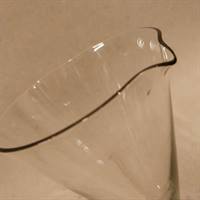 Tyndt glas med hældetud, 14,5 cm. højt, gammelt